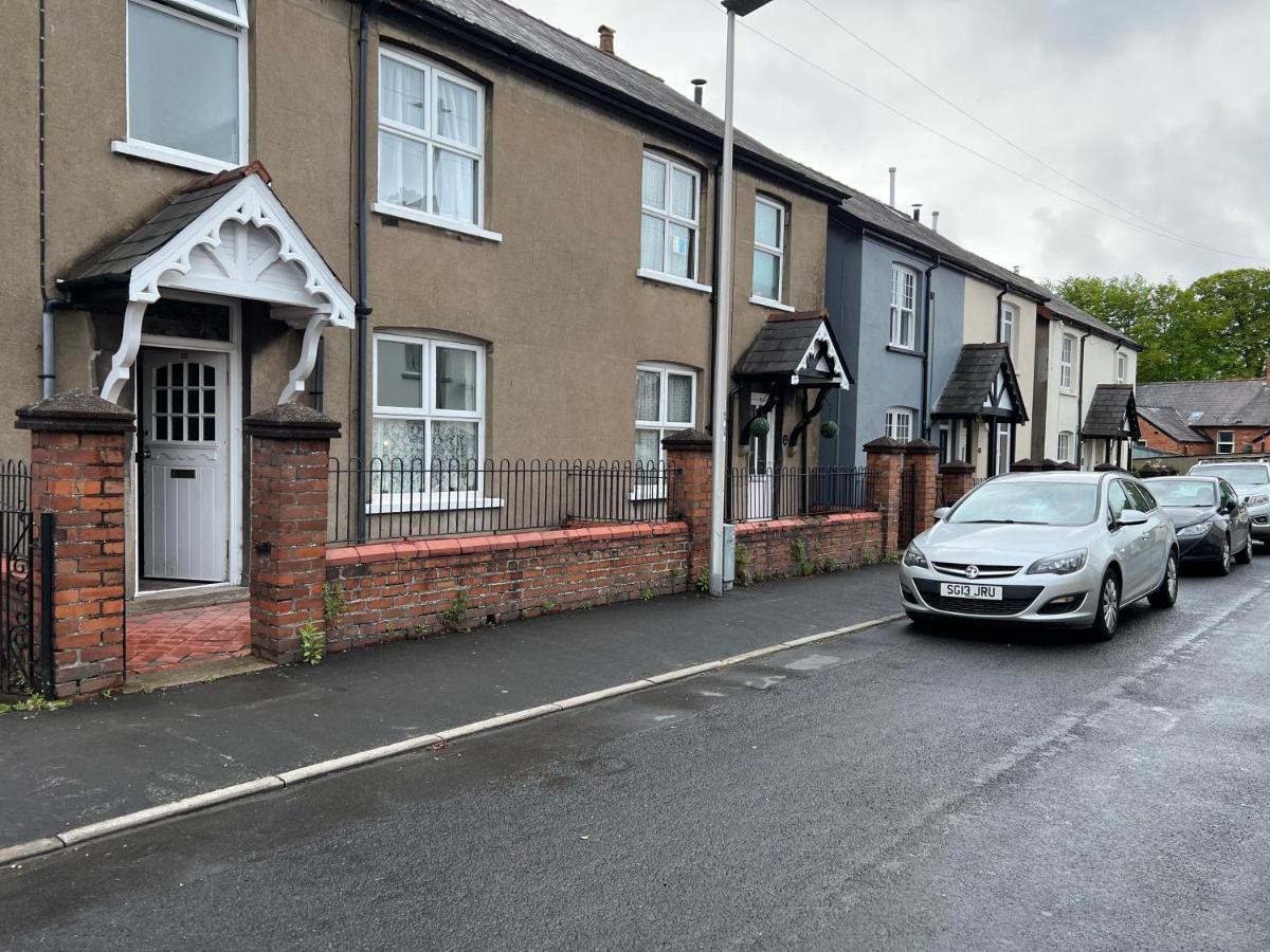 Brecon Town 3 Bedroom House Sleeps 6 Central Location Exterior photo
